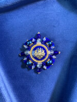 Broche bleu